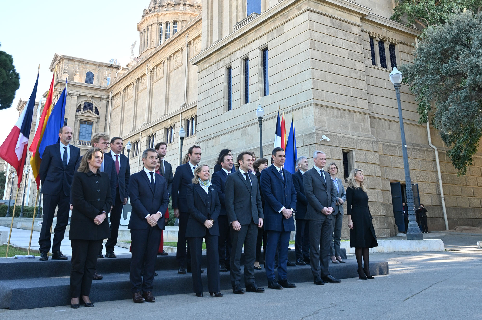 Foto de familia de Sánchez y Macron con las delegaciones de España y Francia