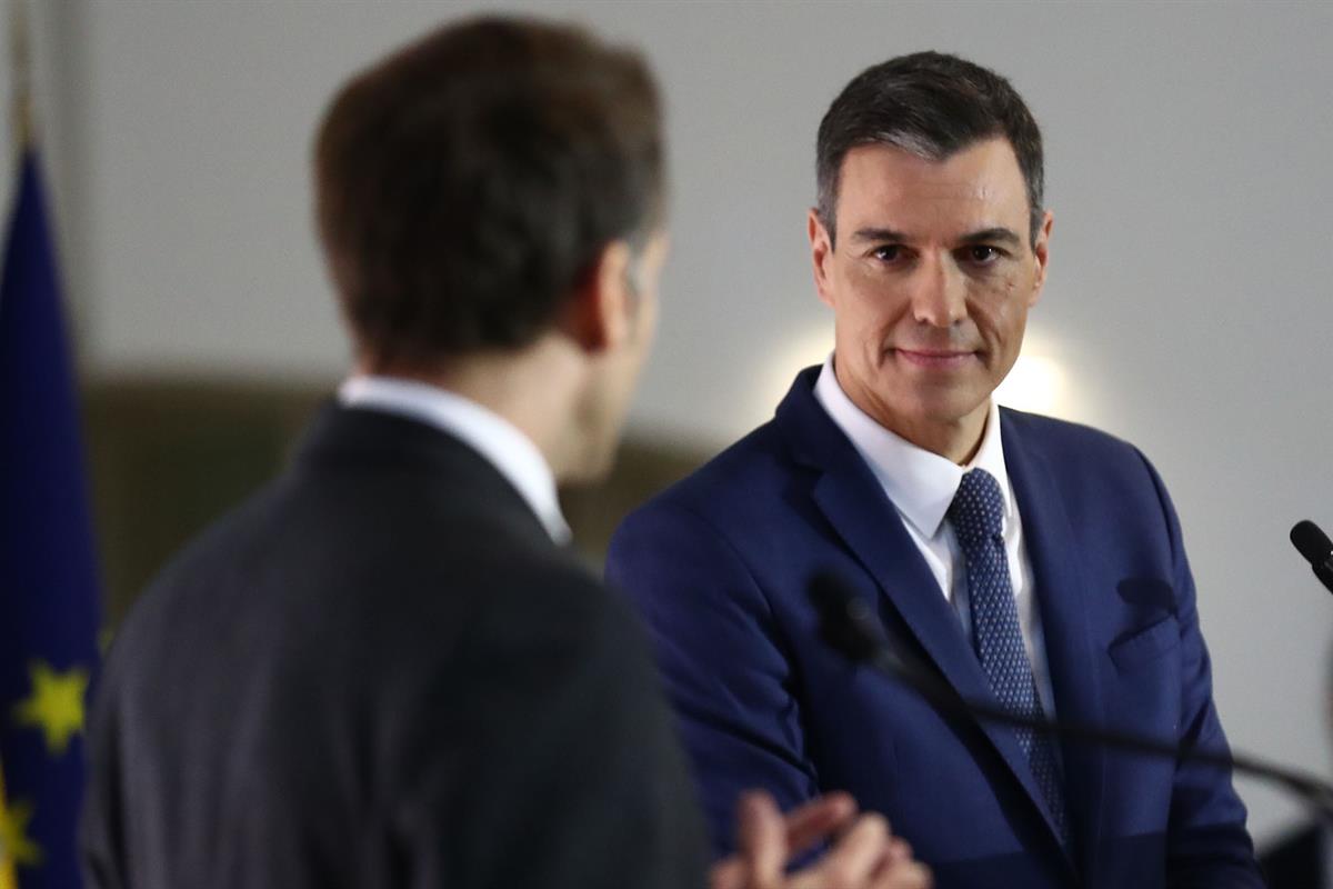 19/01/2023. XXVII Cumbre España-Francia. El presidente del Gobierno, Pedro Sánchez, y el presidente de la República Francesa, Emmanuel Macro...