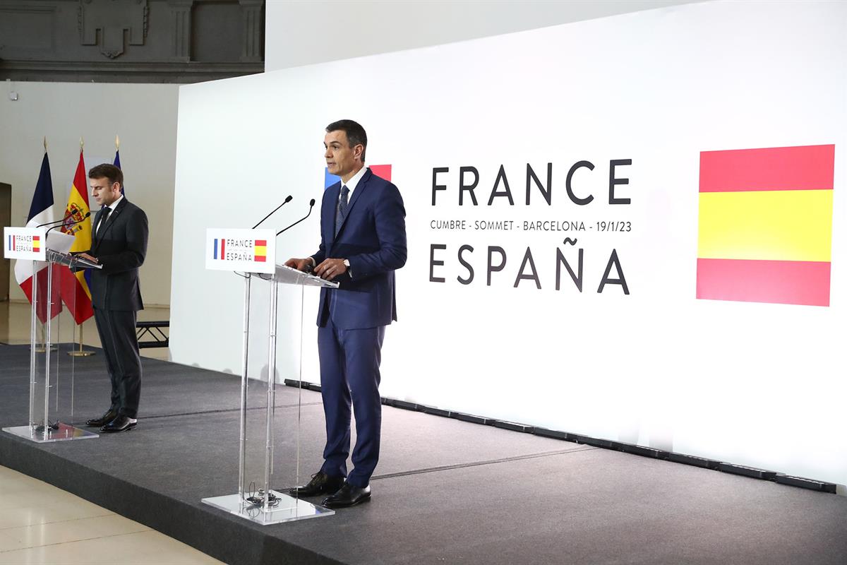 19/01/2023. XXVII Cumbre España-Francia. El presidente del Gobierno, Pedro Sánchez, y el presidente de la República Francesa, Emmanuel Macro...