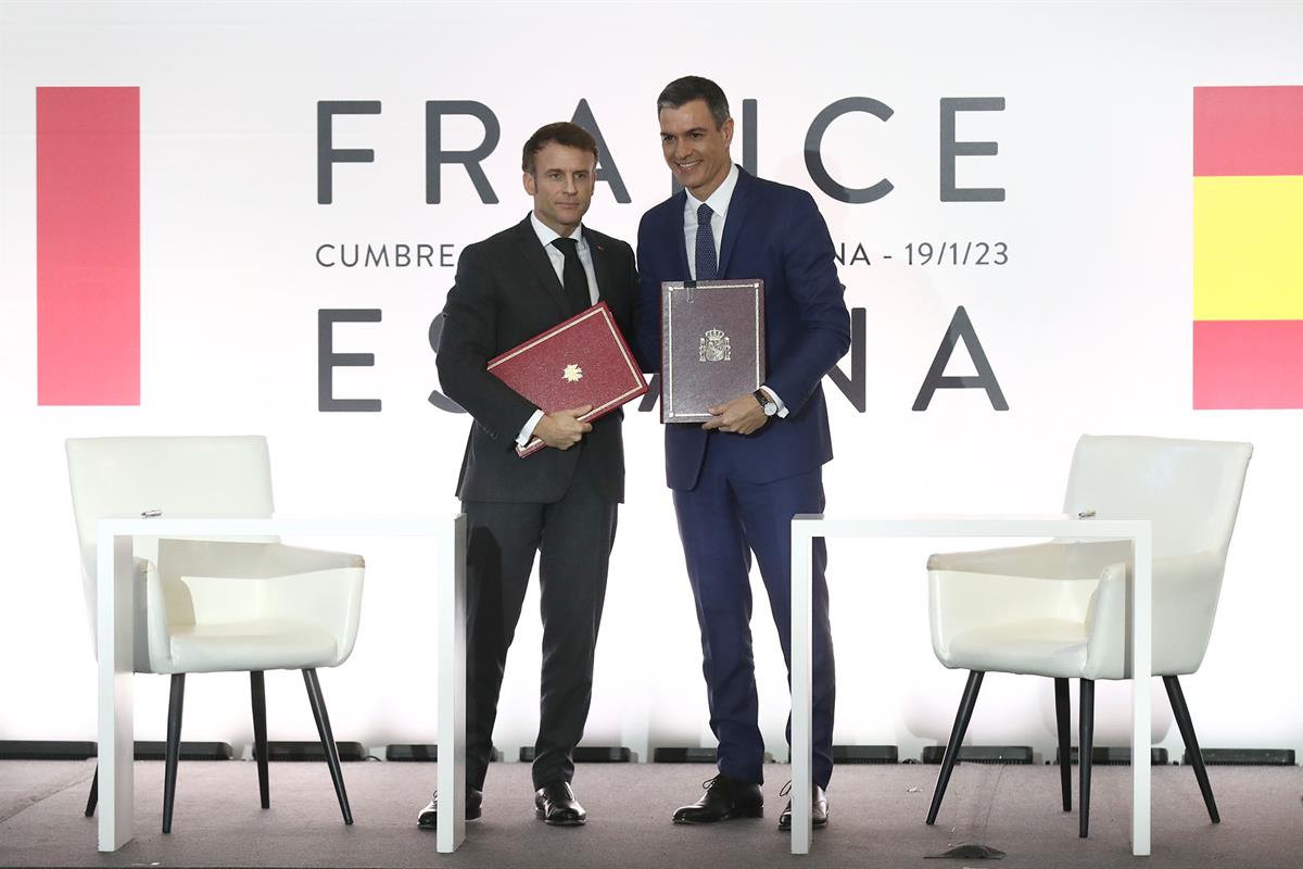 19/01/2023. XXVII Cumbre España-Francia. El presidente del Gobierno, Pedro Sánchez, y el presidente de la República Francesa, Emmanuel Macro...