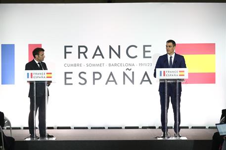 19/01/2023. XXVII Cumbre Espa&#241;a-Francia. El presidente del Gobierno, Pedro S&#225;nchez, y el presidente de la Rep&#250;blica Francesa, Emmanuel Macro...