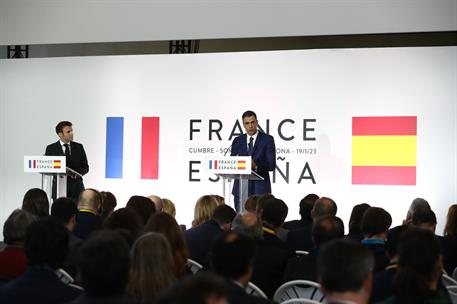 19/01/2023. XXVII Cumbre Espa&#241;a-Francia. El presidente del Gobierno, Pedro S&#225;nchez, y el presidente de la Rep&#250;blica Francesa, Emmanuel Macro...