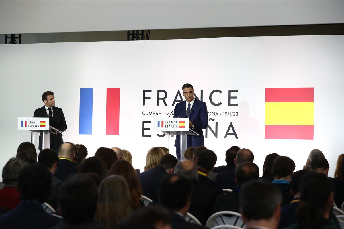 19/01/2023. XXVII Cumbre España-Francia. El presidente del Gobierno, Pedro Sánchez, y el presidente de la República Francesa, Emmanuel Macro...