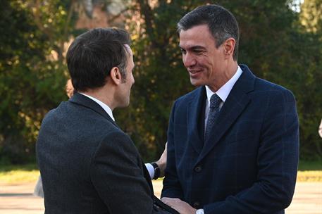 19/01/2023. XXVII Cumbre Espa&#241;a-Francia. El presidente del Gobierno, Pedro S&#225;nchez, recibe al presidente de la Rep&#250;blica Francesa, Emmanuel Macron.