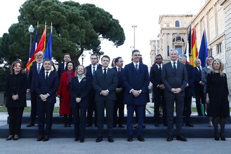 19/01/2023. XXVII Cumbre España-Francia. Foto de familia de Pedro Sánchez y Emmanuel Macron junto a las delegaciones española y francesa