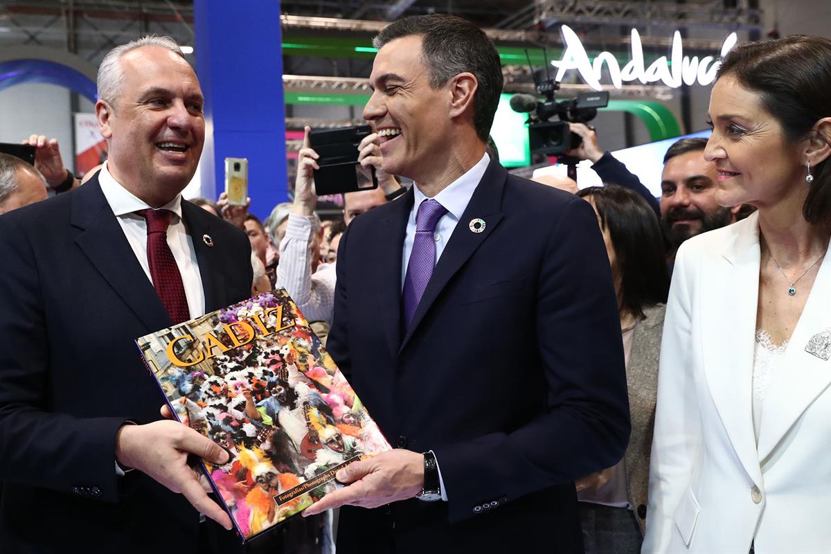 20/01/2023. Pedro Sánchez visita la 43ª edición de la Feria Internacional de Turismo (FITUR). El presidente Pedro Sánchez y la ministra Reye...