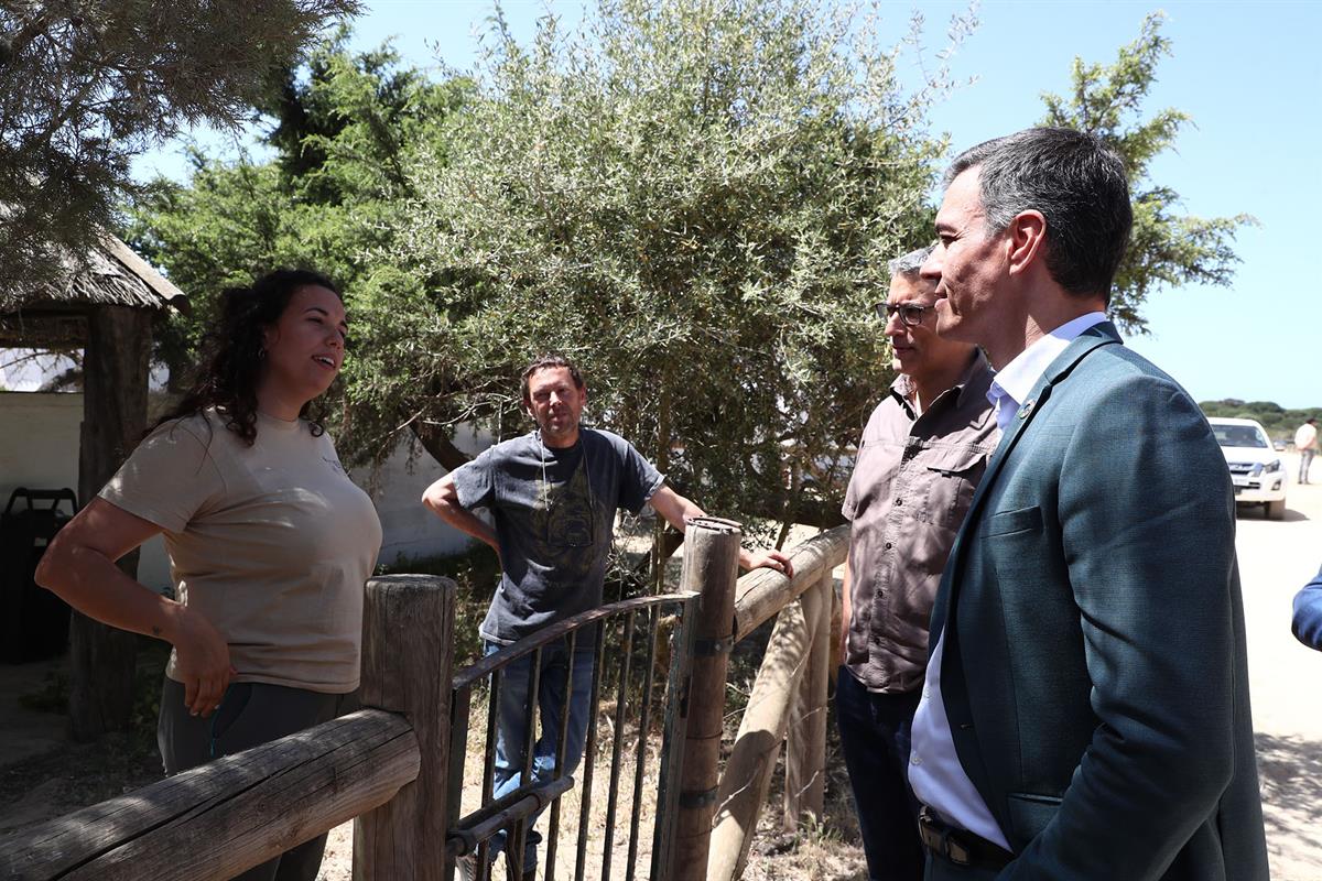 20/04/2023. Pedro Sánchez visita el Parque Nacional de Doñana. El presidente del Gobierno, Pedro Sánchez, durante su visita al Parque Nacion...
