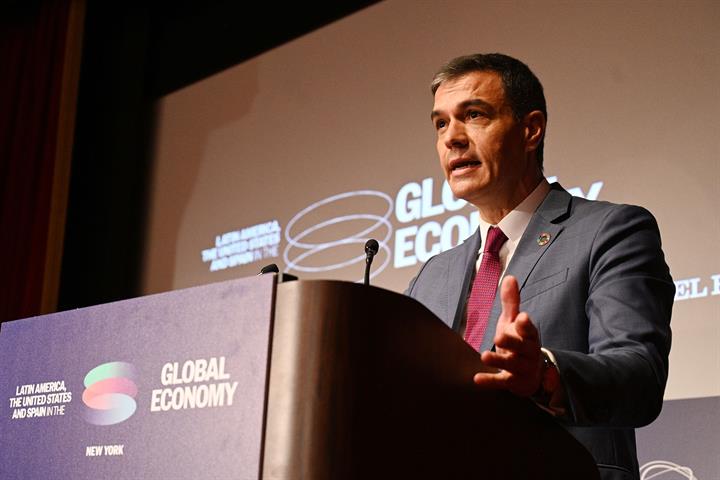 El presidente del Gobierno en funciones, Pedro Sánchez, durante su intervención en el Foro Económico Empresarial 