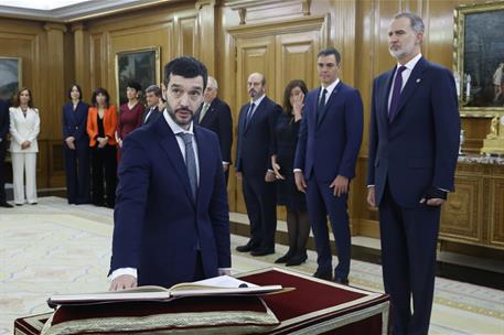 21/11/2023. Acto de promesa de los nuevos ministros. El minsitro de Derechos Sociales, Consumo y Agenda 2030, Pablo Bustinduy, promete su ca...