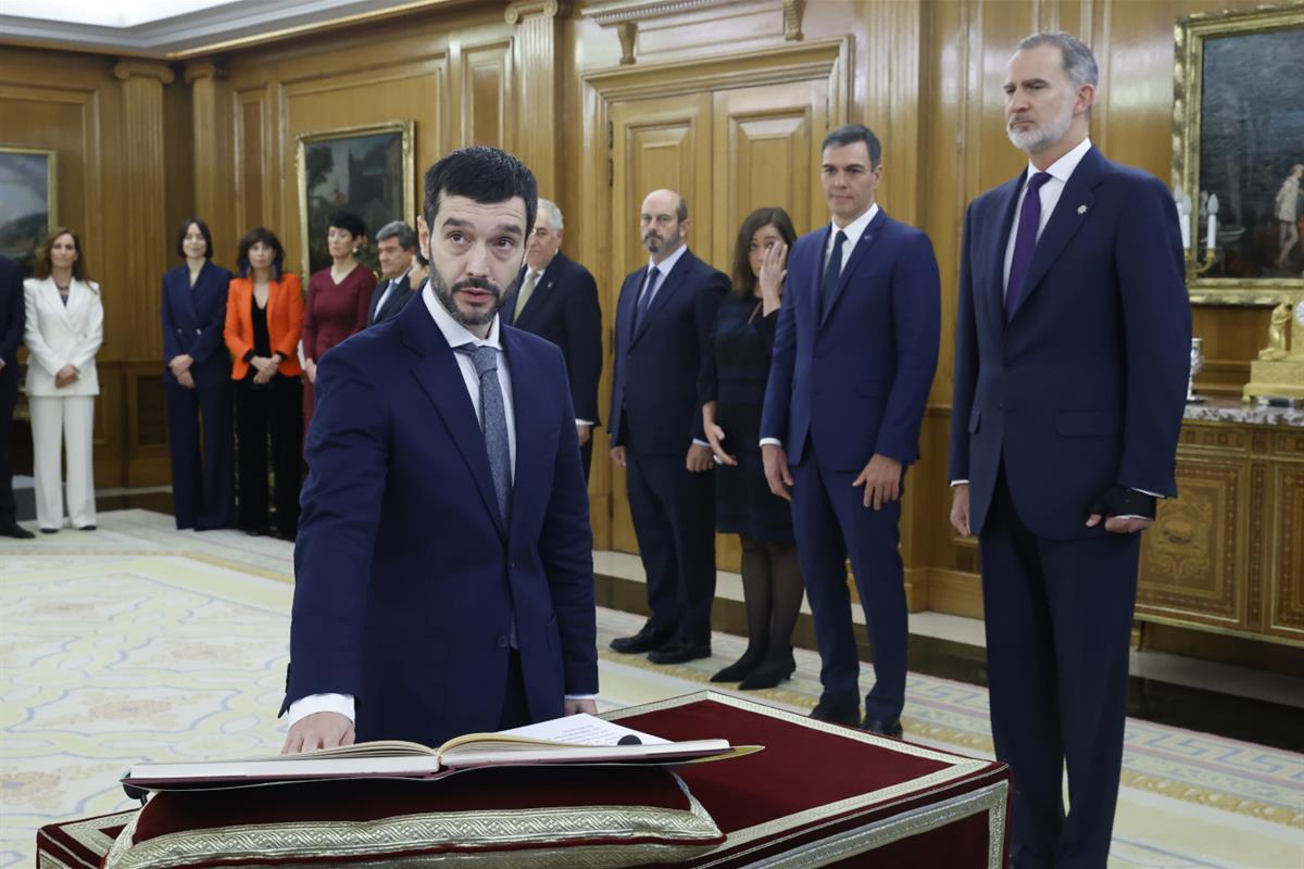 21/11/2023. Acto de promesa de los nuevos ministros. El minsitro de Derechos Sociales, Consumo y Agenda 2030, Pablo Bustinduy, promete su ca...