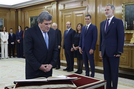 21/11/2023. Acto de promesa de los nuevos ministros. El ministro de Transformación Digital, José Luis Escrivá, promete su cargo ante el rey Felipe VI.