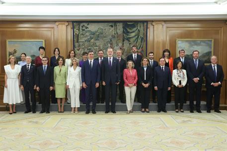 21/11/2023. Acto de promesa de los nuevos ministros. Fotograf&#237;a de grupo del rey Felipe VI con el presidente del Gobierno, Pedro S&#225;nchez, y ...