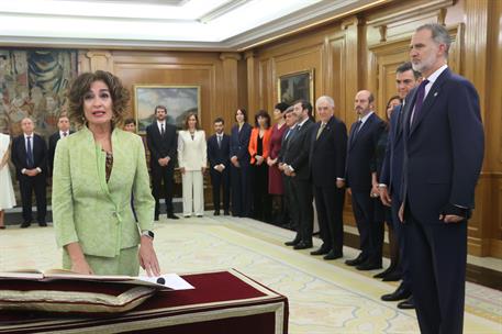 21/11/2023. Acto de promesa de los nuevos ministros. La vicepresidenta cuarta y ministra de Hacienda y Función Pública, María Jesús Montero,...
