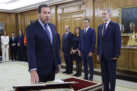 21/11/2023. Acto de promesa de los nuevos ministros. El ministro de Transportes y Movilidad sostenible, Óscar Puente, promete su cargo ante ...