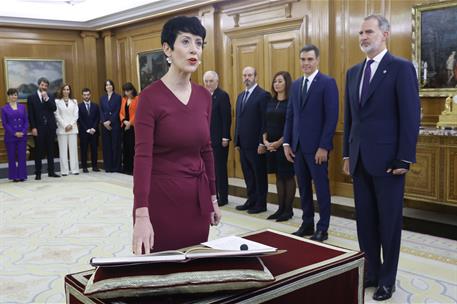 21/11/2023. Acto de promesa de los nuevos ministros. La ministra de Inclusión, Seguridad Social y Migraciones, Elma Saiz, promete su cargo a...