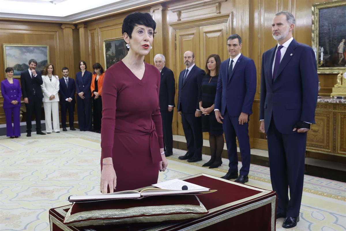 21/11/2023. Acto de promesa de los nuevos ministros. La ministra de Inclusión, Seguridad Social y Migraciones, Elma Saiz, promete su cargo a...