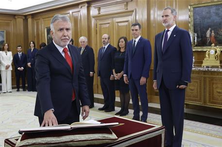 21/11/2023. Acto de promesa de los nuevos ministros. El ministro de Política Territorial y Memoria Democrática, Ángel Víctor Torres, promete...