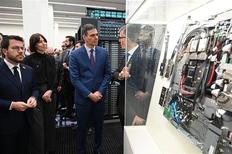 21/12/2023. S&#225;nchez visita el Centro Nacional de Supercomputaci&#243;n. El presidente del Gobierno, Pedro S&#225;nchez, y la ministra de Ciencia, Inno...