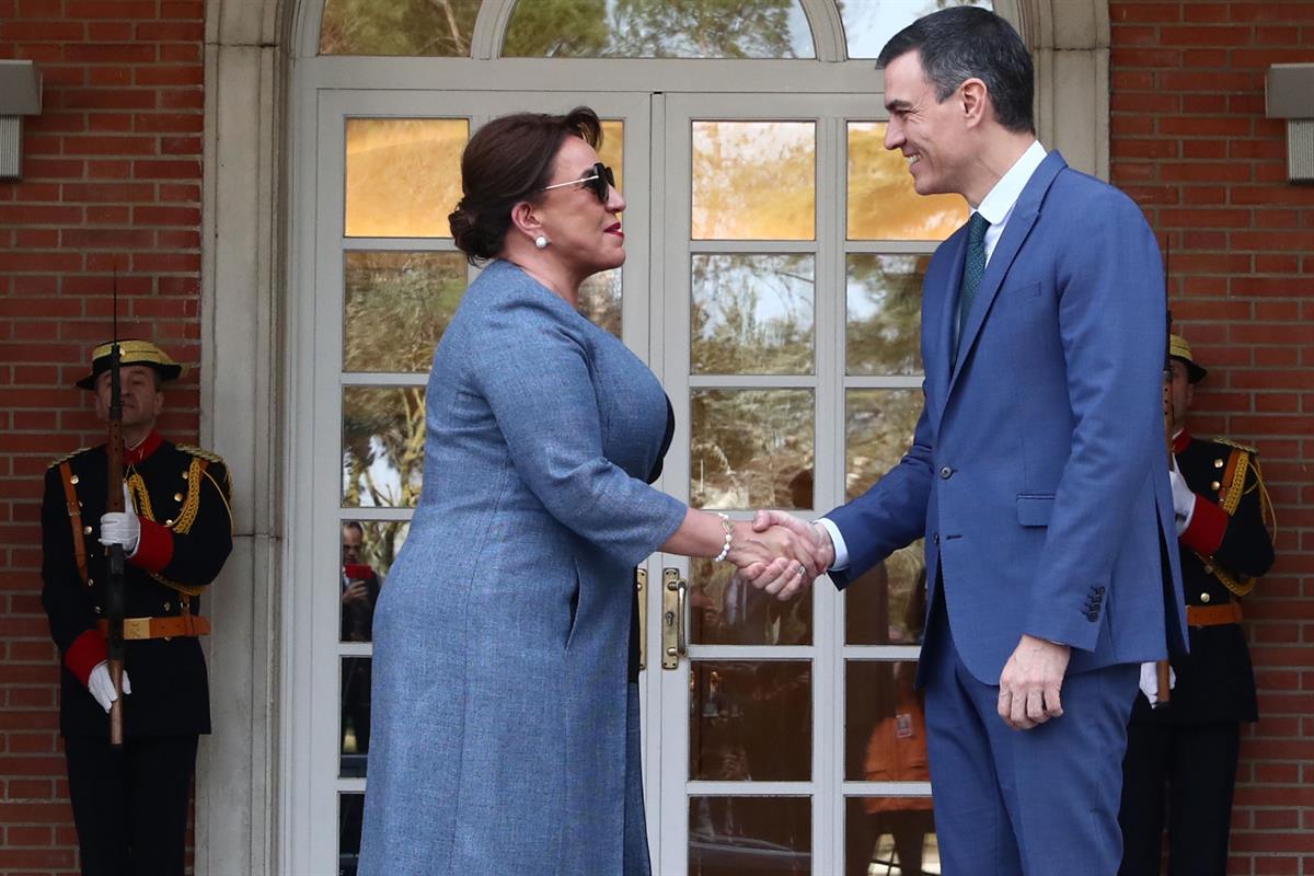 22/02/2023. Pedro Sánchez se reúne con la presidenta de la República de Honduras. El presidente del Gobierno, Pedro Sánchez, saluda a la pre...