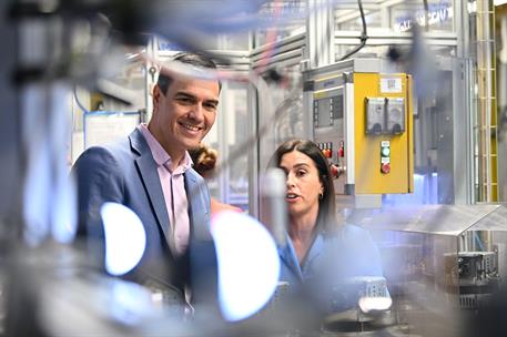 22/05/2023. Pedro S&#225;nchez visita la empresa SEG Automotive en Cantabria. El presidente del Gobierno acompa&#241;ado por una trabajadora de SEG Automotive