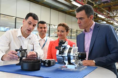 22/05/2023. Pedro Sánchez visita la empresa SEG Automotive en Cantabria. El presidente del Gobierno recorre las instalaciones de la empresa ...