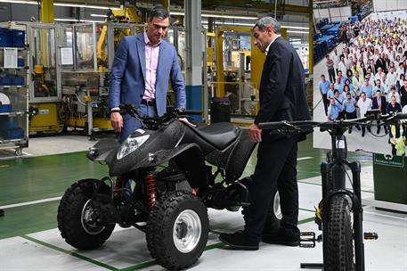 22/05/2023. Pedro Sánchez visita la empresa SEG Automotive en Cantabria. El presidente del Gobierno junto a uno de los vehículos en las inst...