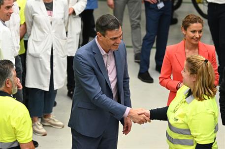 22/05/2023. Pedro Sánchez visita la empresa SEG Automotive en Cantabria. El presidente del Gobierno saluda a una trabajadora de la plantilla...