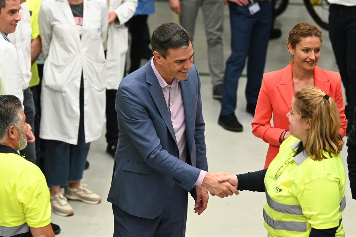 22/05/2023. Pedro Sánchez visita la empresa SEG Automotive en Cantabria. El presidente del Gobierno saluda a una trabajadora de la plantilla...