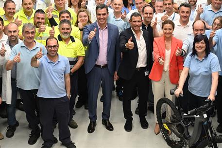 22/05/2023. Pedro Sánchez visita la empresa SEG Automotive en Cantabria. Foto de grupo de la visita del presidente del Gobierno a la empresa...
