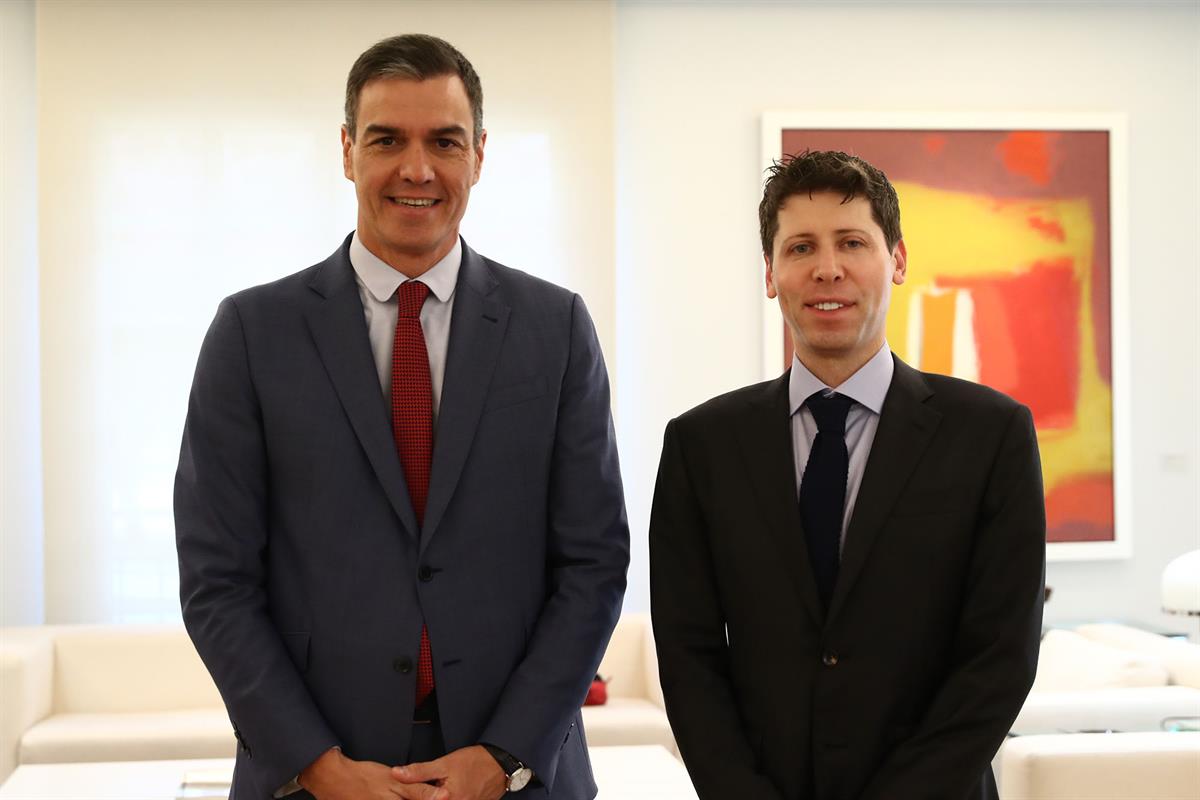 22/05/2023. Pedro Sánchez recibe al consejero delegado de OpenAI, Sam Altman. El presidente del Gobierno con el consejero delegado de OpenAI...