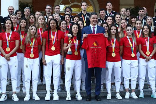 22/08/2023. Pedro Sánchez receives the women's national football team at La Moncloa. The acting President of the Government of Spain, Pedro ...