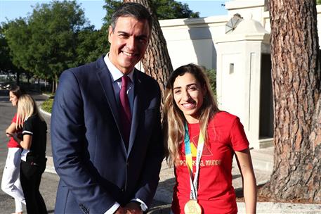 22/08/2023. Pedro Sánchez recibe a la selección femenina de fútbol en La Moncloa. El presidente del Gobierno y Olga Carmona, autora del gol ...