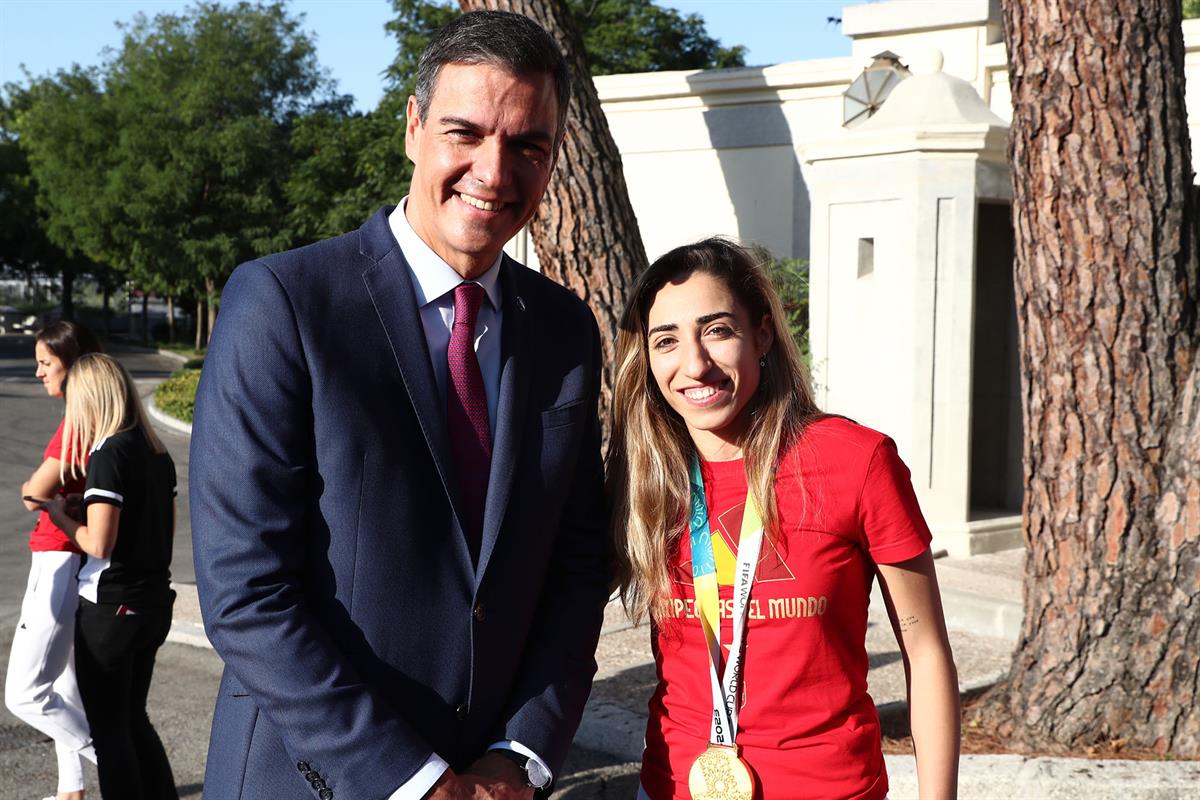 22/08/2023. Pedro Sánchez recibe a la selección femenina de fútbol en La Moncloa. El presidente del Gobierno y Olga Carmona, autora del gol ...