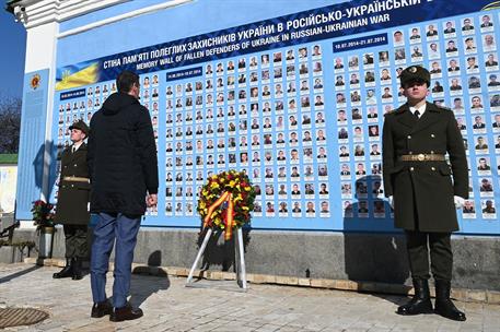 23/02/2023. Viaje del presidente del Gobierno a Ucrania. El presidente del Gobierno, Pedro Sánchez, durante la ofrenda floral a los caídos e...