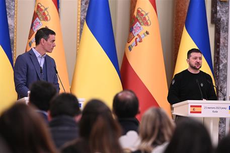 23/02/2023. Viaje del presidente del Gobierno a Ucrania. El presidente del Gobierno, Pedro S&#225;nchez, y el presidente de Ucrania, Volod&#237;mir Ze...