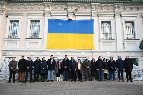 23/02/2023. Viaje del presidente del Gobierno a Ucrania. El presidente del Gobierno, Pedro S&#225;nchez, junto al personal de la Embajada de Espa...