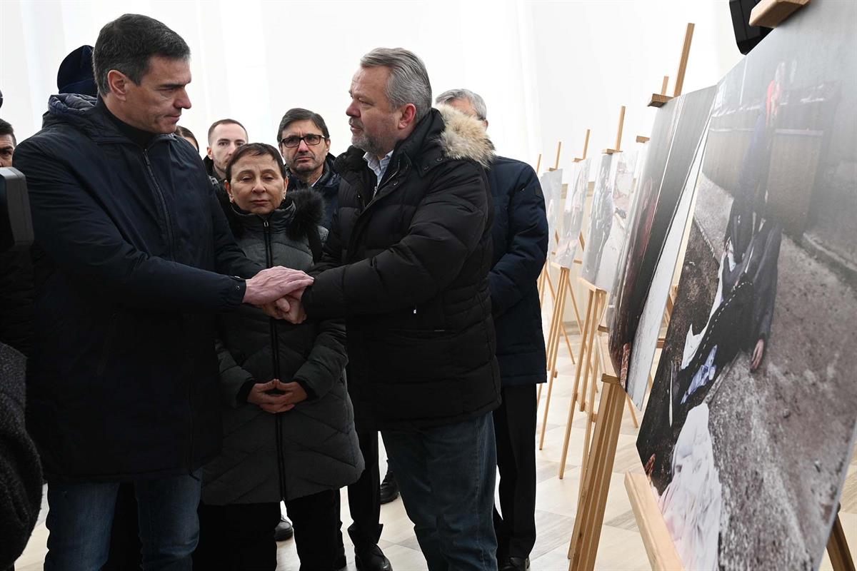 23/02/2023. Viaje del presidente del Gobierno a Ucrania. El presidente del Gobierno, Pedro Sánchez, durante su visita a la ciudad de Bucha y...