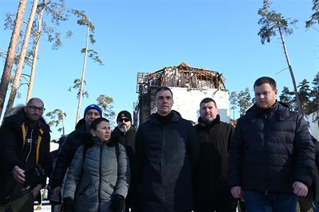 23/02/2023. Viaje del presidente del Gobierno a Ucrania. El presidente del Gobierno, Pedro Sánchez, durante su visita a la ciudad de Bucha y...