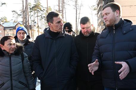 23/02/2023. Viaje del presidente del Gobierno a Ucrania. El presidente del Gobierno, Pedro S&#225;nchez, durante su visita a la ciudad de Bucha y...