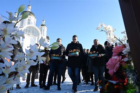 23/02/2023. Viaje del presidente del Gobierno a Ucrania. El presidente del Gobierno, Pedro Sánchez, ofrece una ofrenda floral a los caídos e...