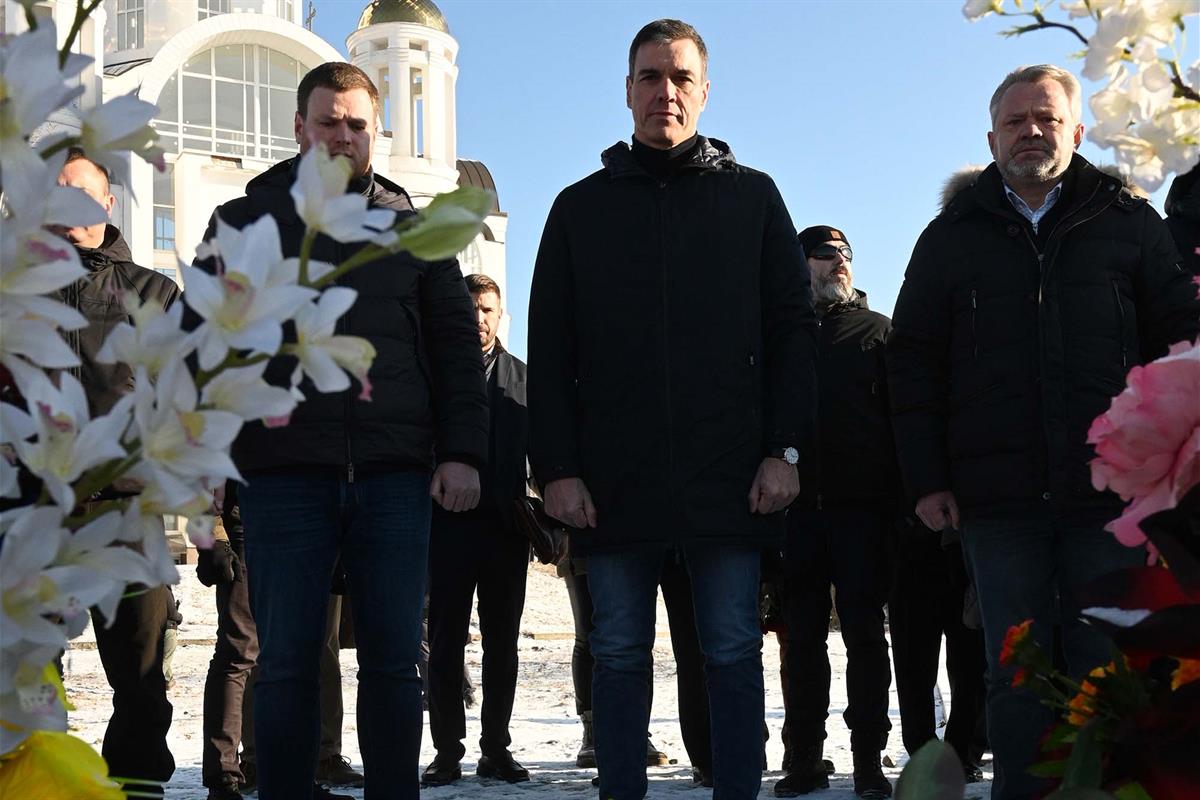 23/02/2023. Viaje del presidente del Gobierno a Ucrania. El presidente del Gobierno, Pedro Sánchez, durante el acto de la ofrenda floral a l...