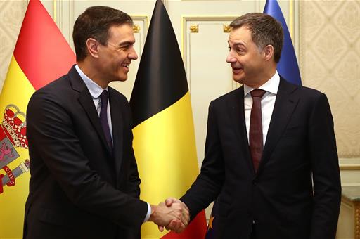 El presidente del Gobierno, Pedro Sánchez, saluda al primer ministro de Bélgica, Alexander De Croo