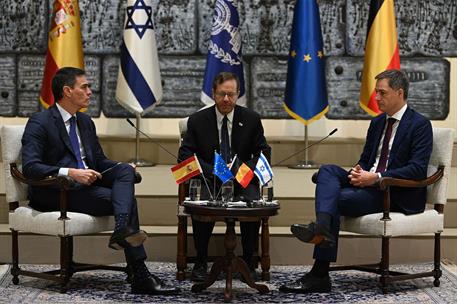 23/11/2023. Pedro S&#225;nchez viaja a Israel, Palestina y Egipto - primera jornada. El presidente del Gobierno, Pedro S&#225;nchez, junto al primer m...