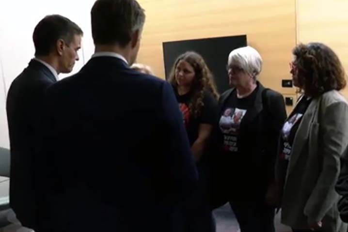 23/11/2023. Viaje de Sánchez a Israel. Encuentro del presidente del Gobierno, junto con el primer ministro belga, con víctimas y familiares ...