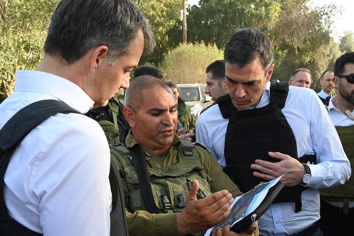 El presidente del Gobierno, Pedro Sánchez, durante su visita al kibbutz de Beeri a J´lem junto al primer ministro de Bélgica.