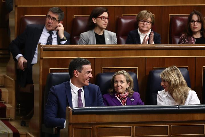 El presidente del Gobierno, la vicepresidenta primera y la vicepresidanta segunda, durante el Pleno del Congreso