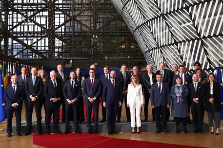 25/10/2023. Pedro S&#225;nchez participa en la Cumbre Social Tripartita. Fotograf&#237;a de familia de los participantes en la Cumbre Social Tripartita.