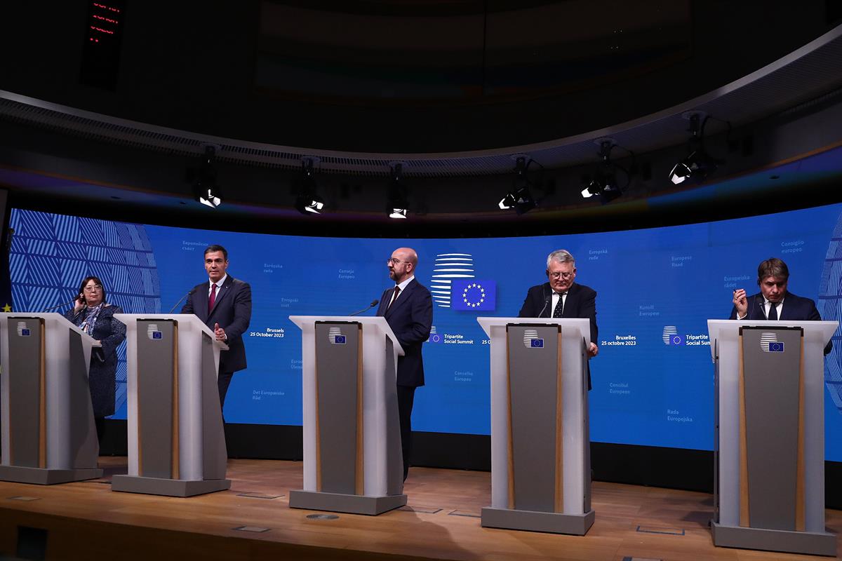 25/10/2023. Pedro Sánchez participa en la Cumbre Social Tripartita. La secretaria general de la Confederación Europea de Sindicatos, Esther ...