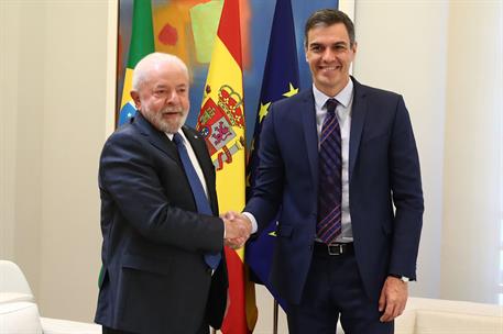 26/04/2023. Visita a España del presidente de Brasil, Lula da Silva. El presidente del Gobierno saluda al presidente brasileño al comienzo d...