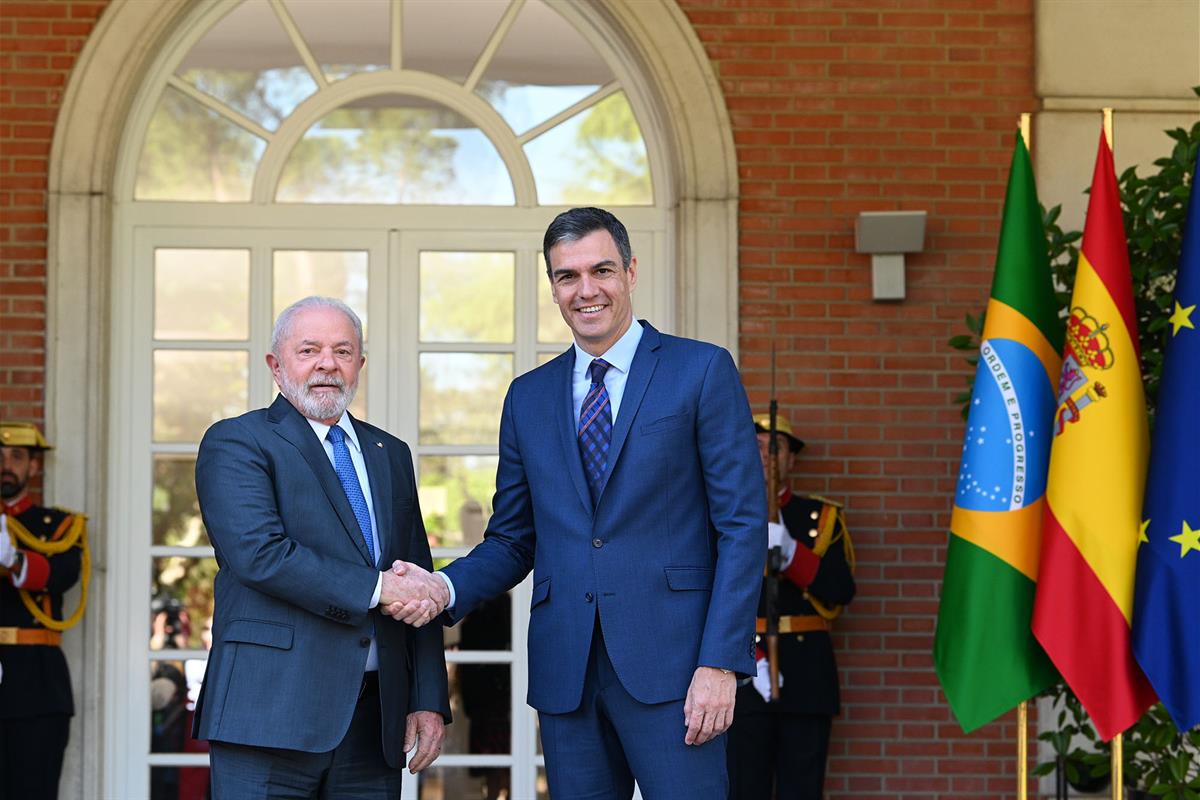 26/04/2023. Sánchez recibe al presidente de Brasil, Lula da Silva. El presidente del Gobierno, Pedro Sánchez, saluda al presidente de Brasil...
